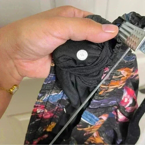 Lululemon Hotty Hot Low-Rise Lined Short 4" Sz 14 - Picture 10 of 10